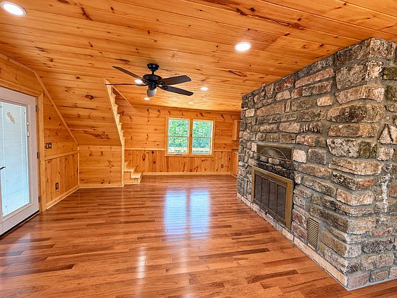 3rd image of 28 Lower Knob Rd