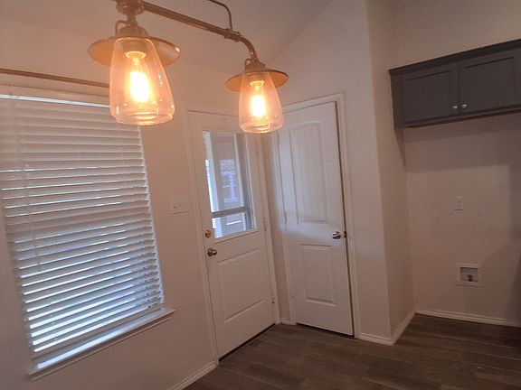 4th image of 414 Stuart Ln