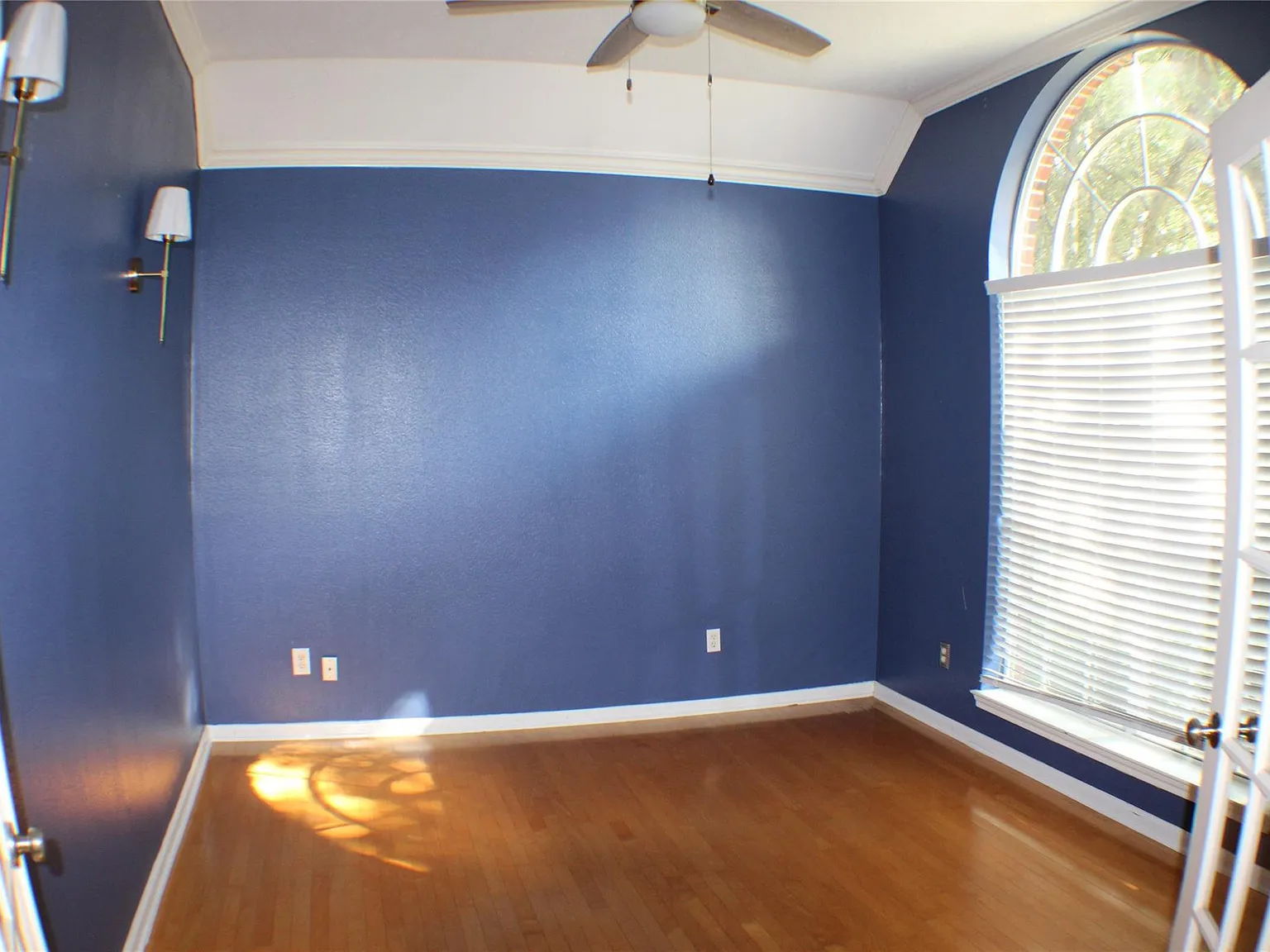 3 bed, 2.0 bath, 2095 sqft, $2,850 — Photo 3