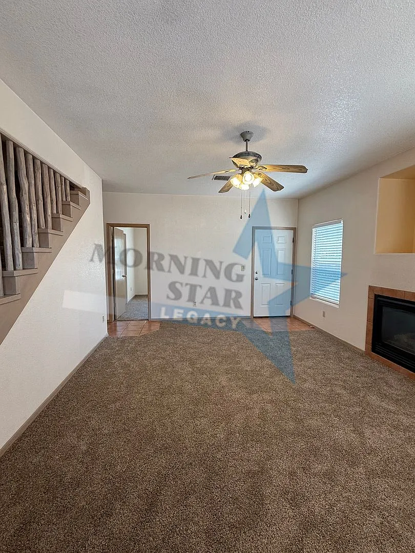 Cute Townhouse in Desirable Area- Close to everything! — Photo 2