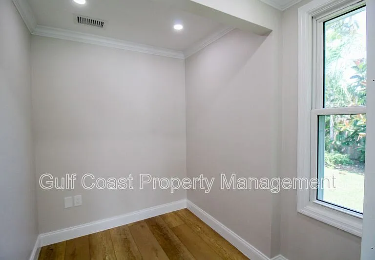 691 Russell St — Photo 33