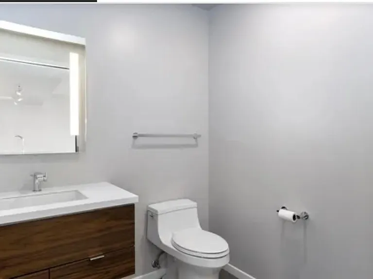 404 E College St #902 — Photo 14