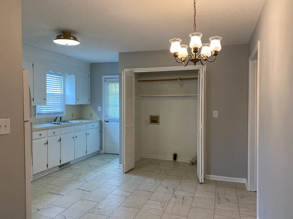 Kitchen
Utility Closet with Bifold Doors-has
 Washer/Dryer Hook-Ups