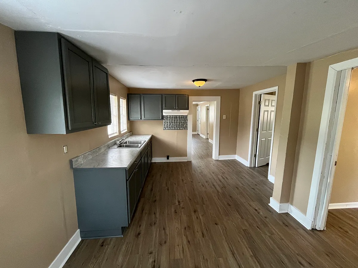 Building Photo - 402 Cypress Ave