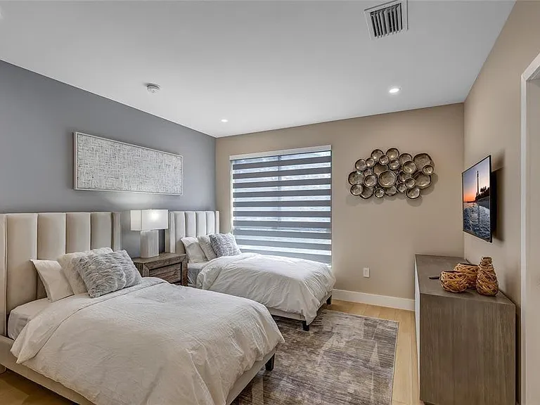 811 SW 10th Ter — Photo 33