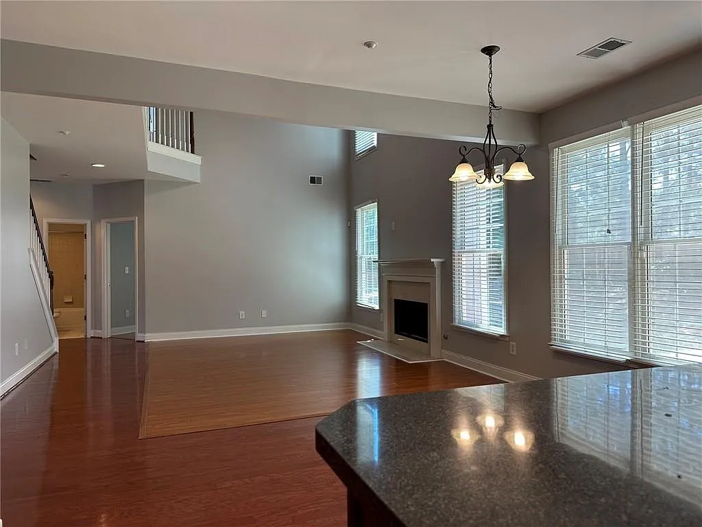 5 bed, 3.0 bath, 2686 sqft, $2,895 — Photo 4