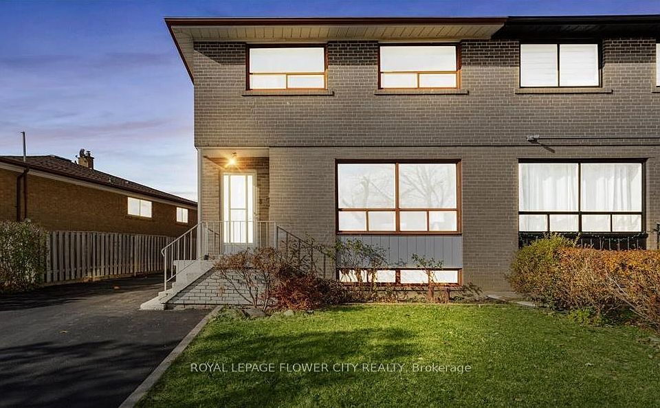 1st image of 3 Clayhall Cres