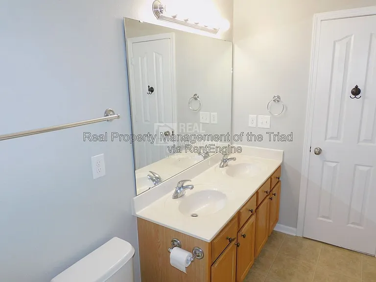 8 Rockport Ct — Photo 25