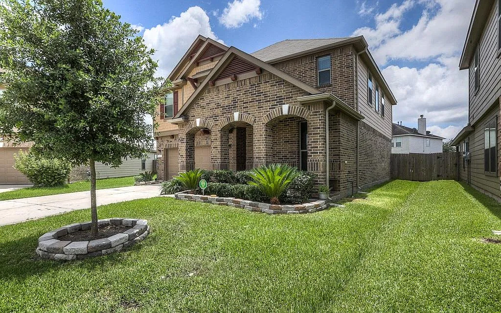 4 bed, 2786 sqft, $2,300 — Photo 2