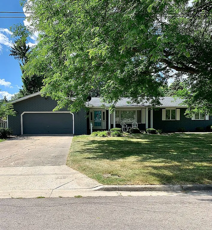 907 W McConnell St photo 1