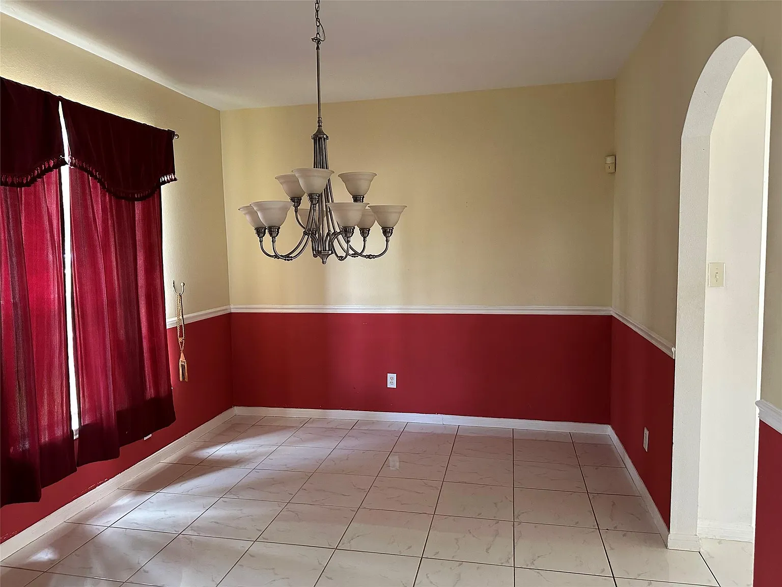4 bed, 2.5 bath, 2409 sqft, $2,000 — Photo 3