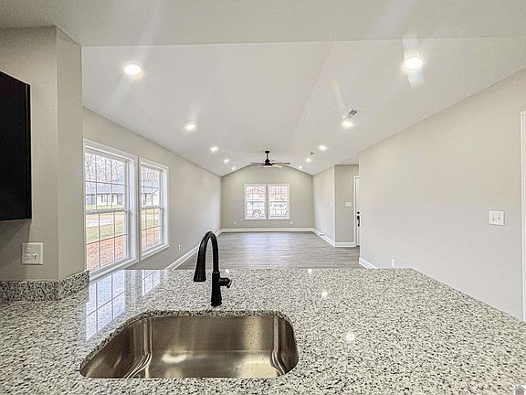 5th image of 260 Clover Cres