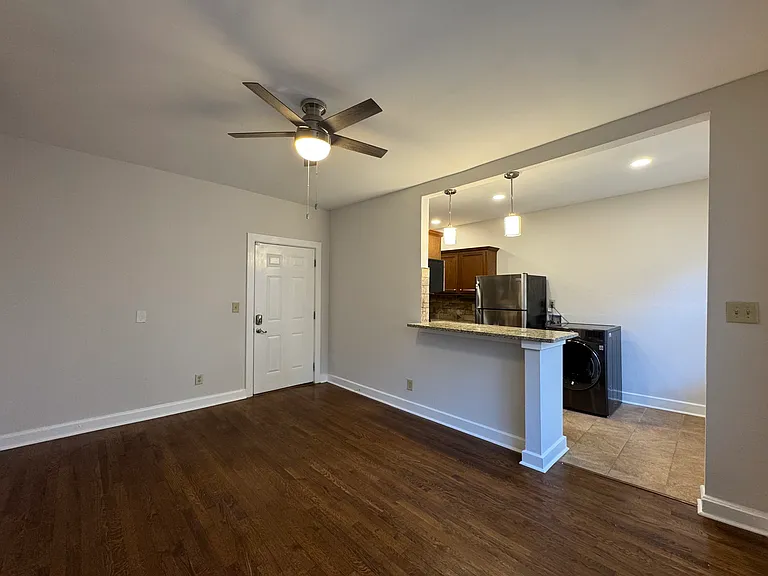 231 12th St NE #4 — Photo 2