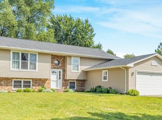 529 White Birch Rd, Lindenhurst, IL 60046