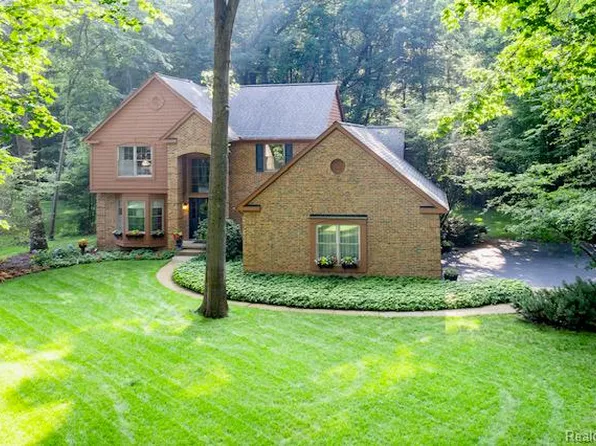 8212 Pine Lake Dr, Davisburg, MI 48350