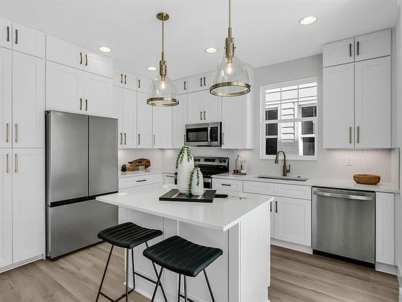 5th image of 2138 W Chestnut St