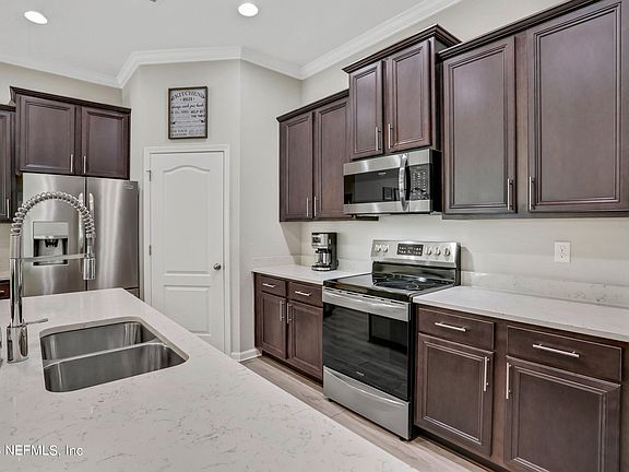 4th image of 34 OAKLEY Drive