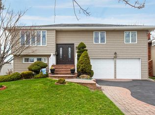 2718 Bryant Dr, Seaford, NY 11783