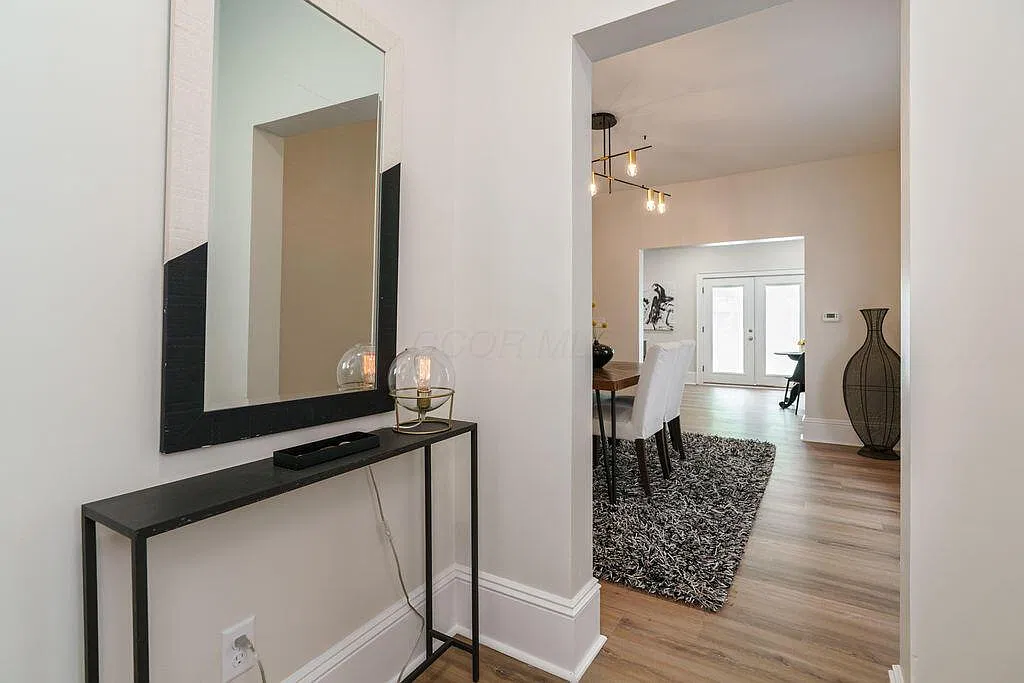 3 bed, 2.0 bath, 1984 sqft, $2,995 — Photo 3