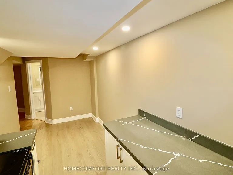 126 Gamble Glen Cres #LOWER — Photo 17