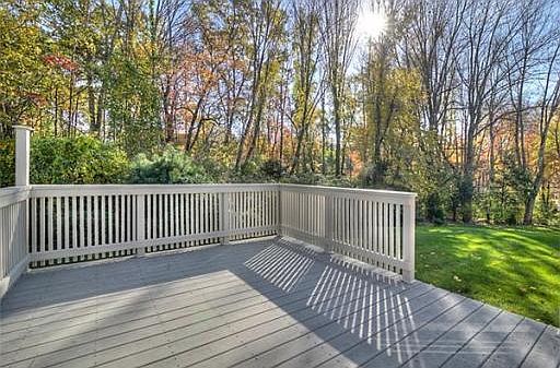 5th image of 2 Laurelwood Cir
