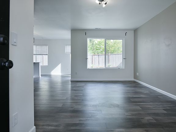 4th image of 18533 94th Ave E