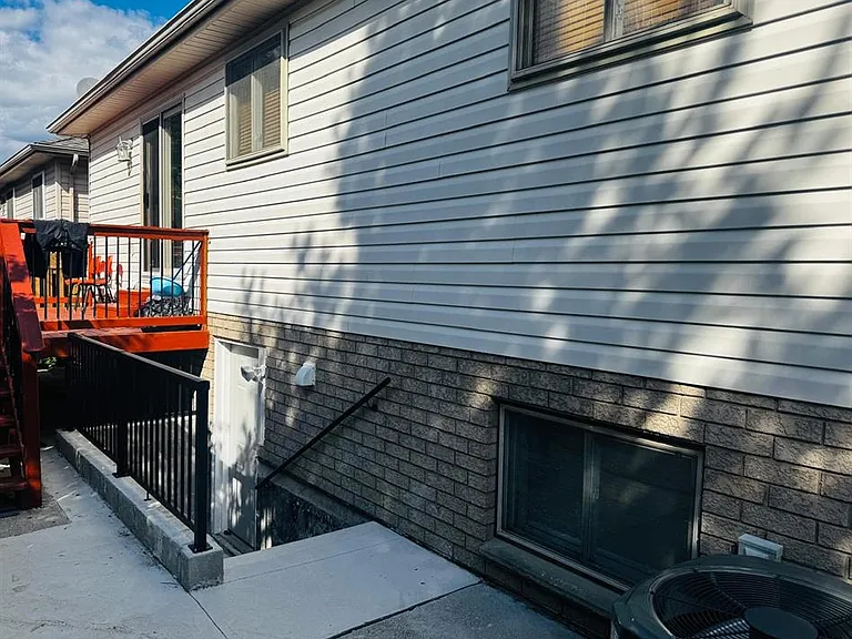 4625 Bunker Ave #LOWER — Photo 2