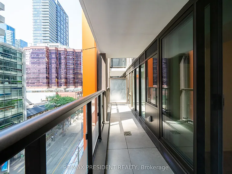 400 King St W #511 — Photo 25