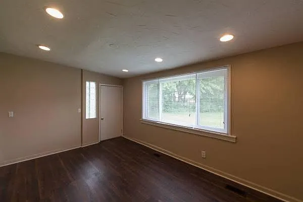21740 Parklawn St — Photo 7