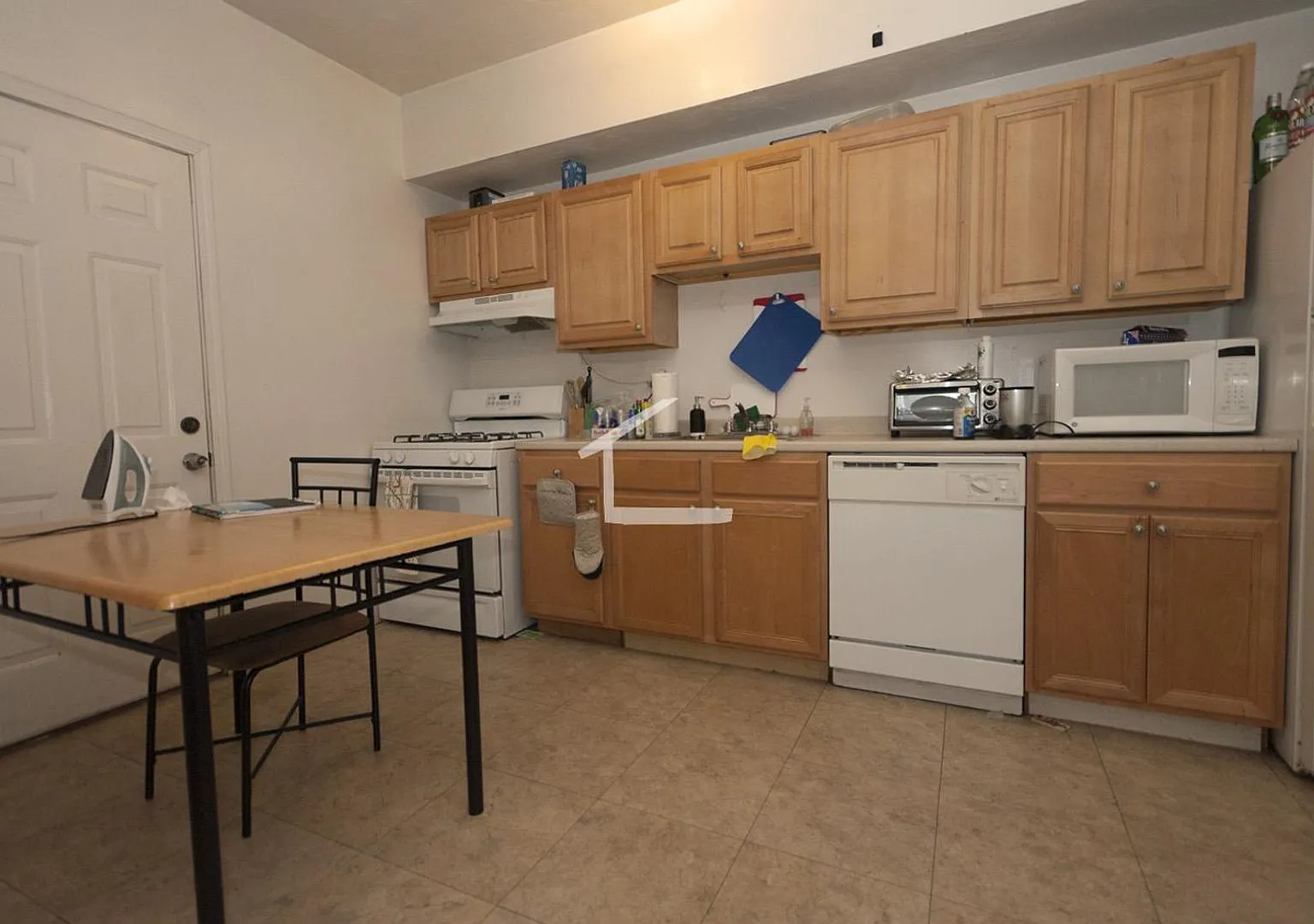 3 bed in Allston — Photo 4
