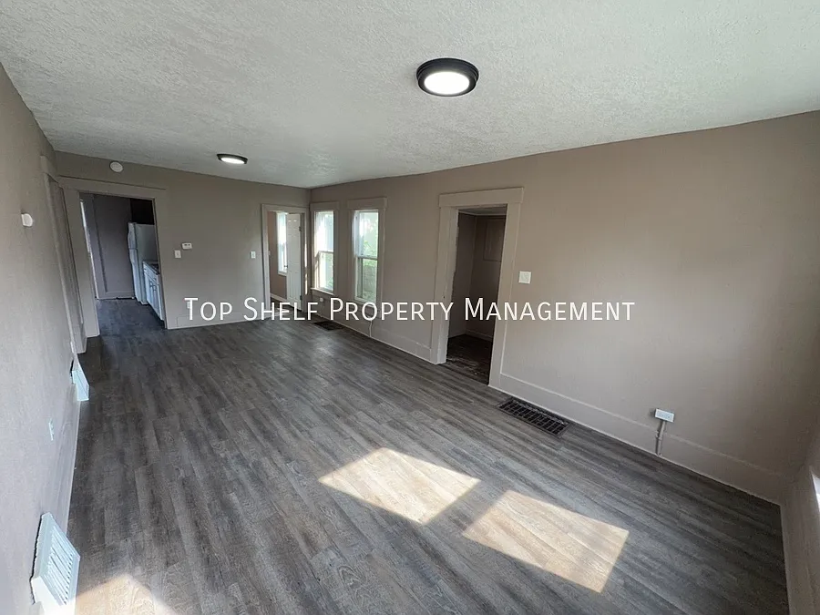 241 E 24th St