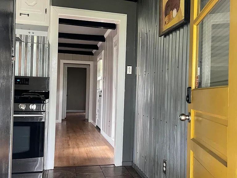 135 Oakcrest Dr — Photo 3