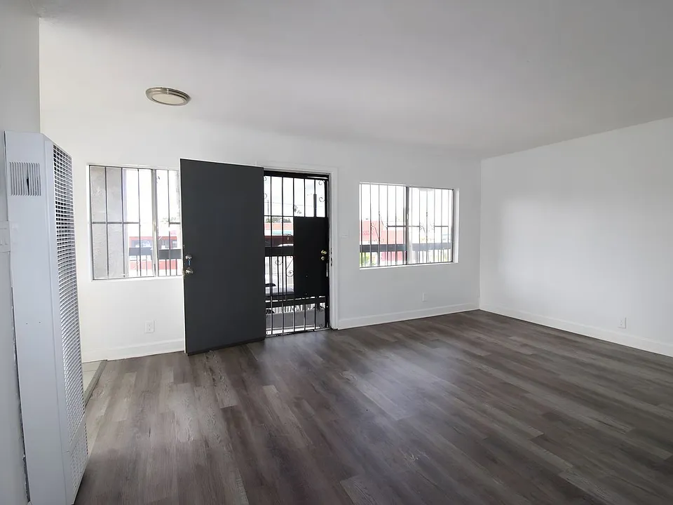 11308 S Figueroa St #F