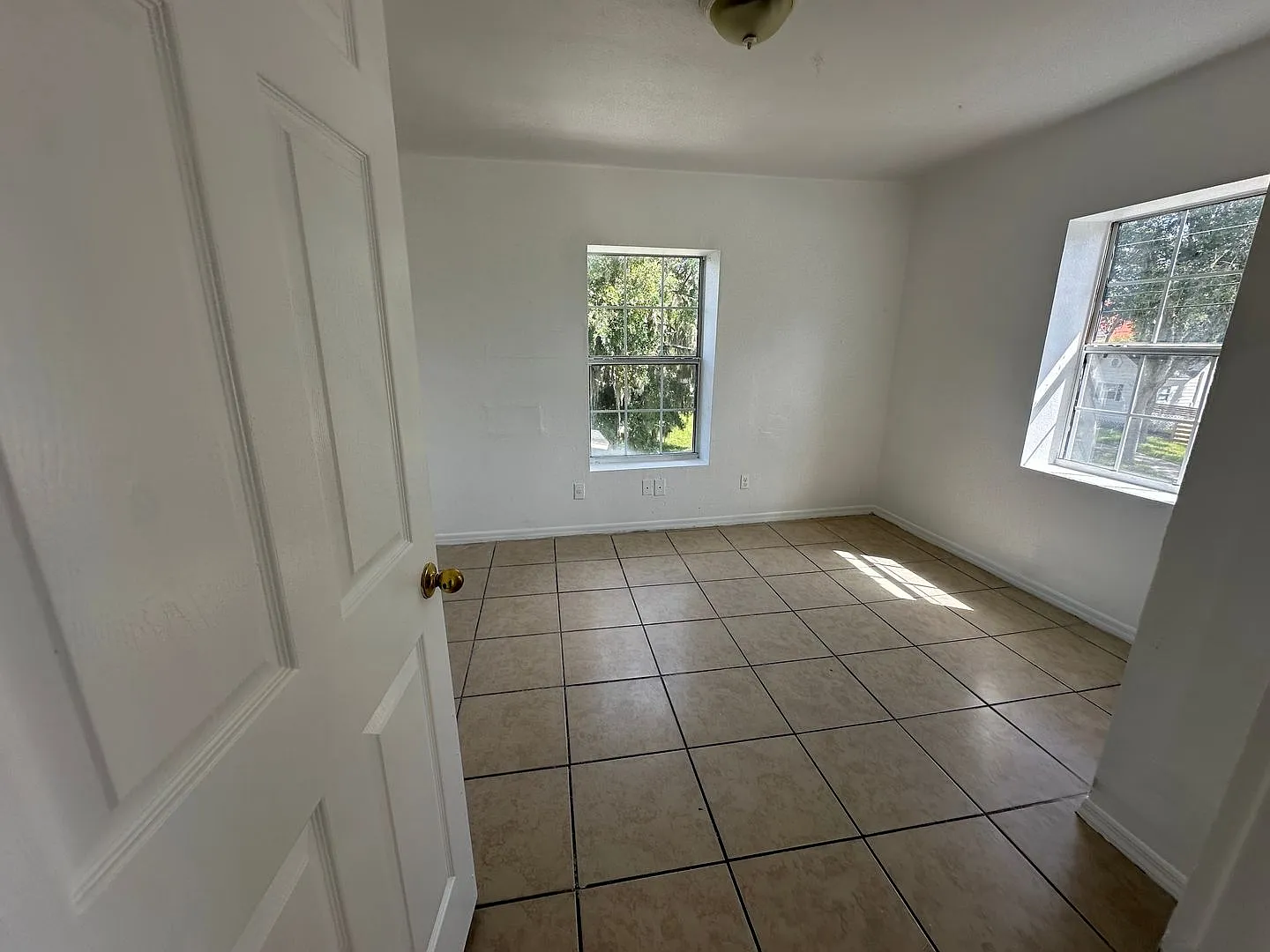 6 Bedroom 2 Bathroom in Sanford — Photo 2