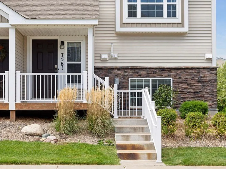 7561 Woods Edge Blvd — Photo 3