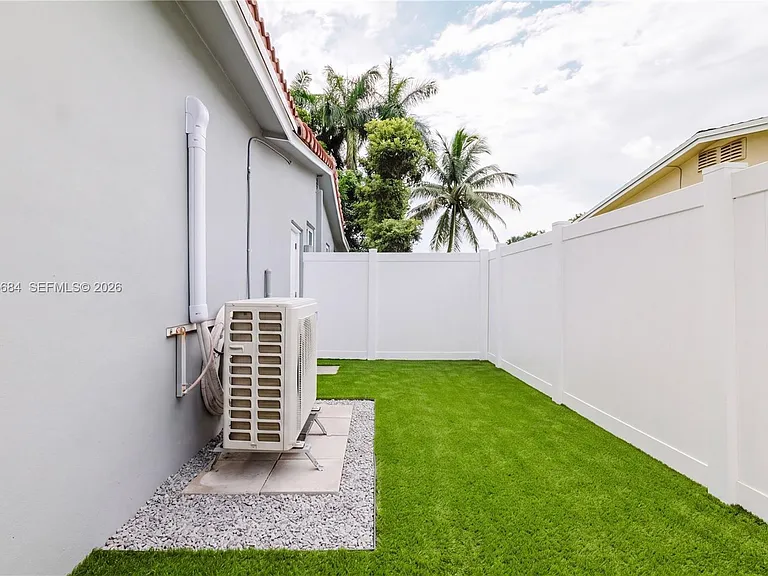 5261 SW 89th Ave #1 — Photo 2