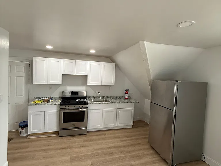 552 E 25th St #5 — Photo 3