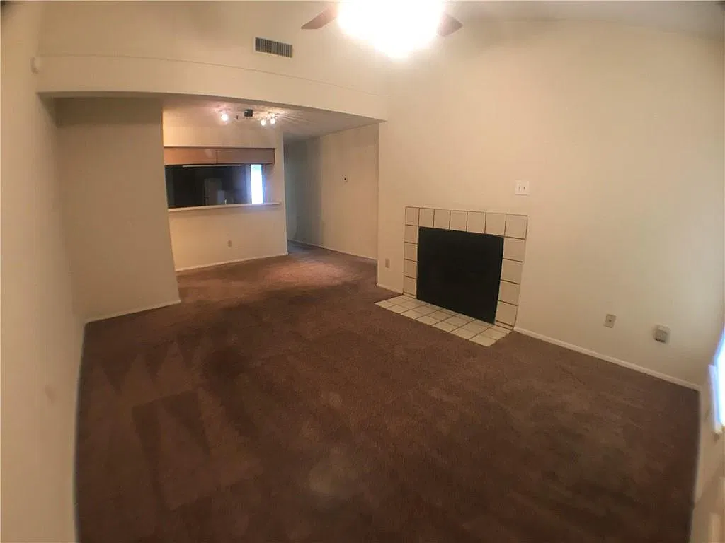 2 bed, 2.0 bath, 904 sqft, $1,995 — Photo 2