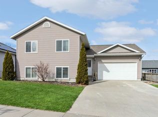 212 Buckeye Ln, Riverside, IA 52327