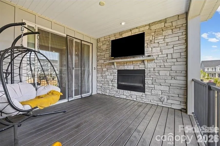 4 bed, 3.5 bath, $2,700 — Photo 2