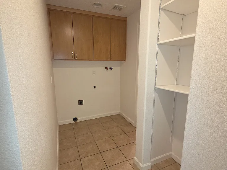 1585 Distinctive Ct S #1585 — Photo 7
