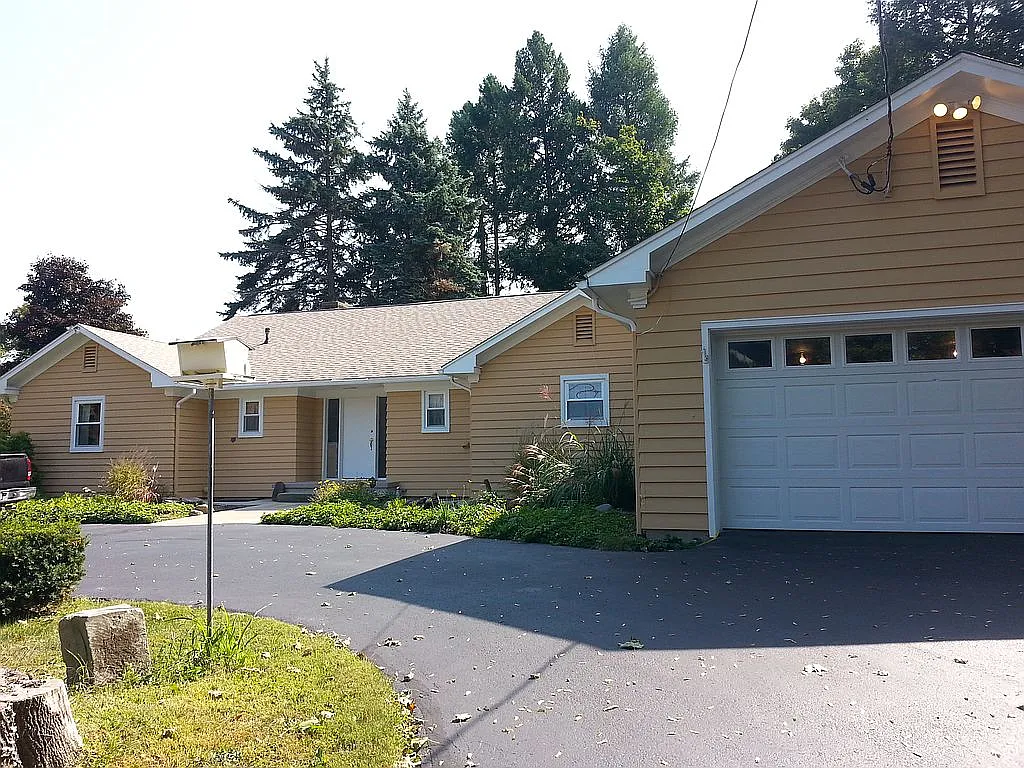 4 Chase St photo 1
