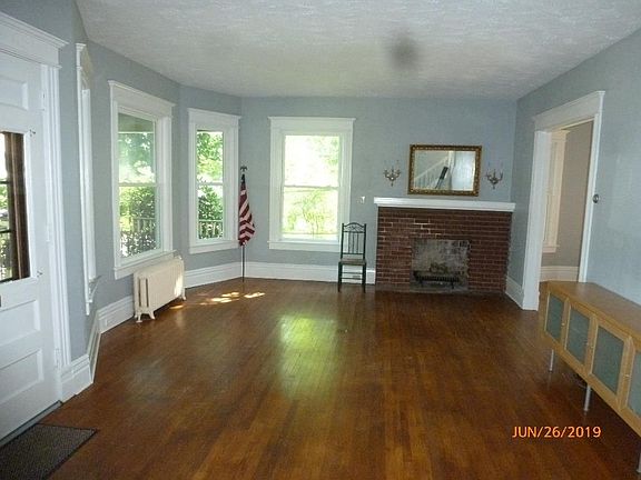 3rd image of 607 W 2nd St