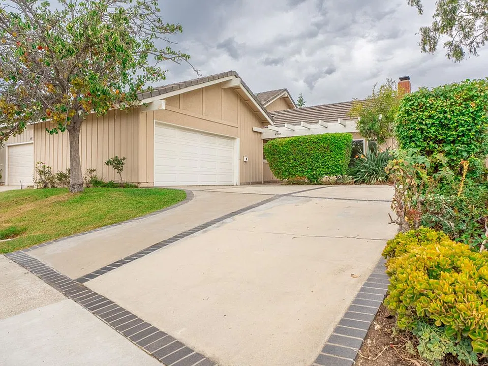 4985 Paseo Segovia