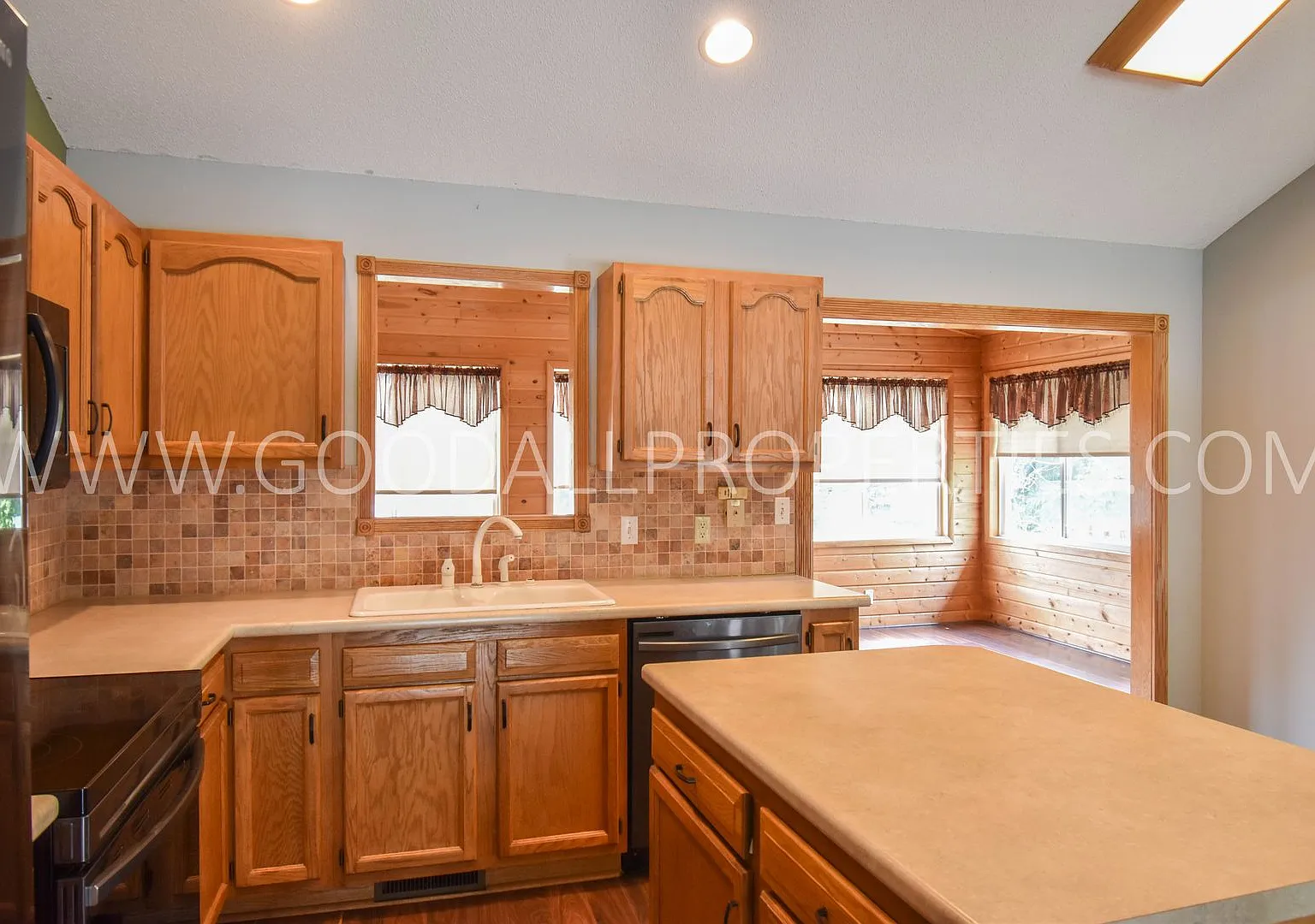 3 Bedroom 4 level split walkout 2.5 Bath In Pleasant View with fenced in yard — Photo 4