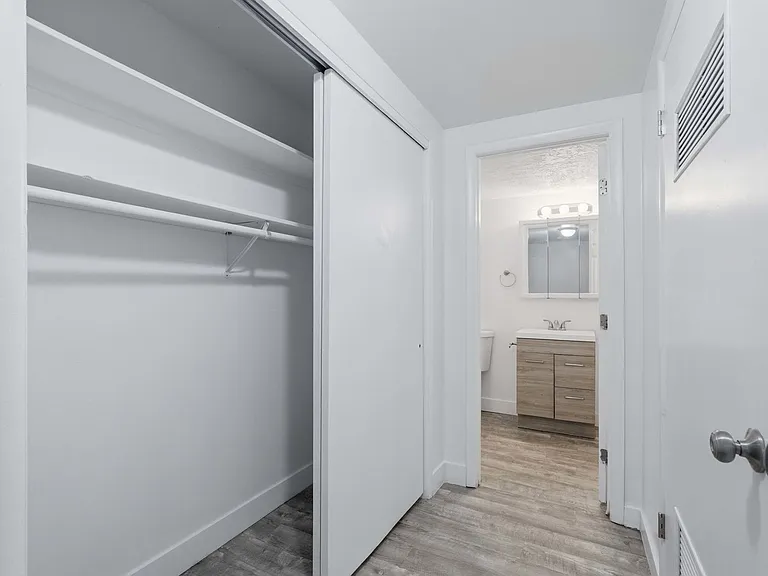 Towne Apartments — Photo 16