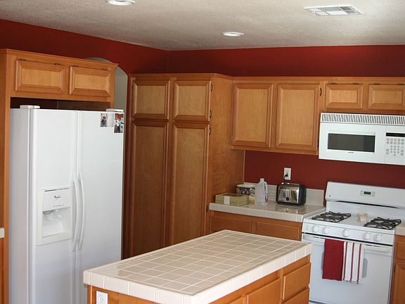 ENTERTAINING ISLAND KITCHEN