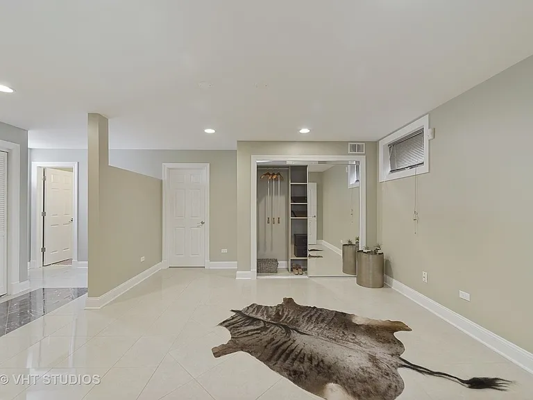 2042 W Warren Blvd — Photo 25