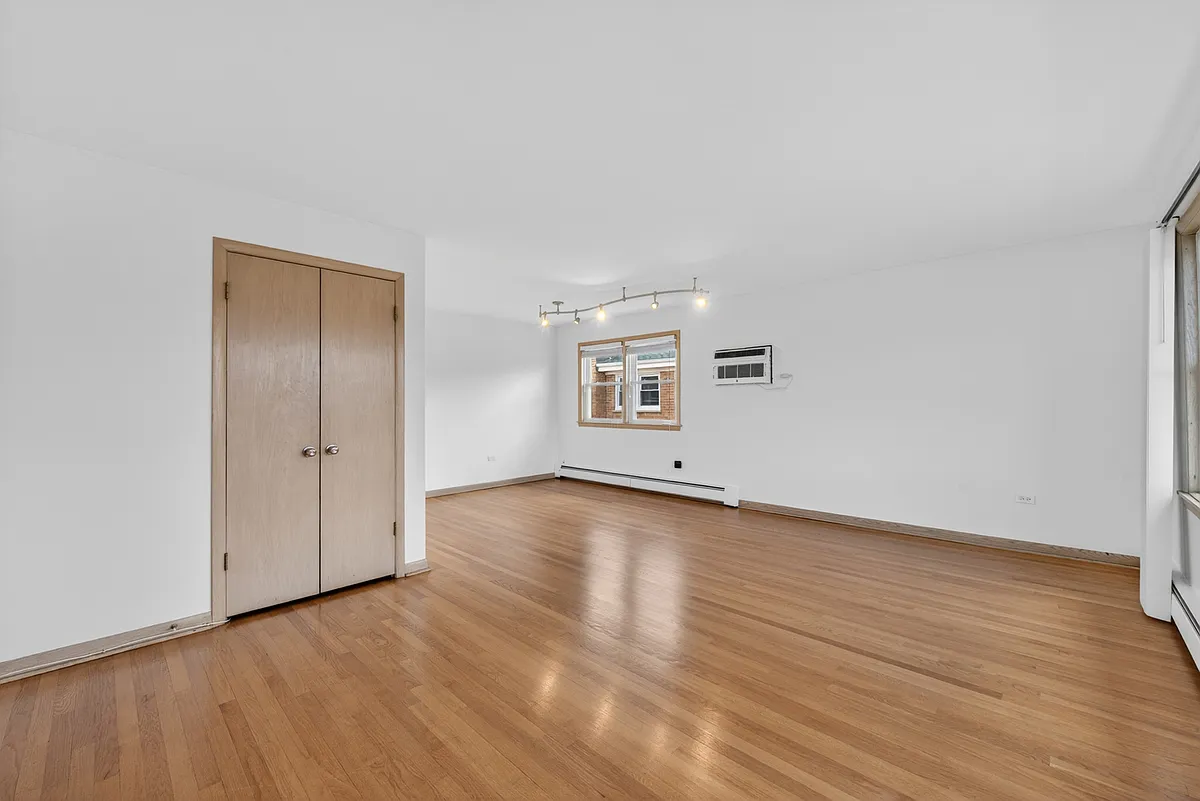 Building Photo - 8312 W Summerdale Ave #2