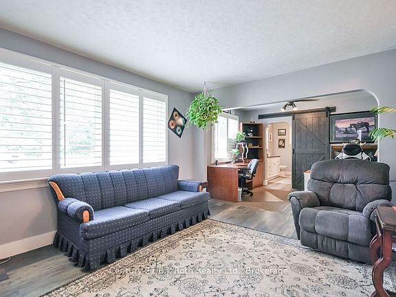 4th image of 976 Yonge St